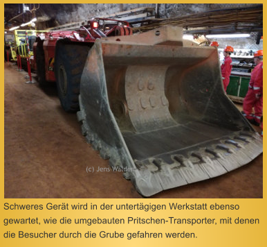 Schweres Gert wird in der untertgigen Werkstatt ebenso gewartet, wie die umgebauten Pritschen-Transporter, mit denen die Besucher durch die Grube gefahren werden.  (c) Jens Walden