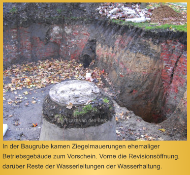 In der Baugrube kamen Ziegelmauerungen ehemaliger Betriebsgebude zum Vorschein. Vorne die Revisionsffnung, darber Reste der Wasserleitungen der Wasserhaltung.   (c) Lars van den Berg