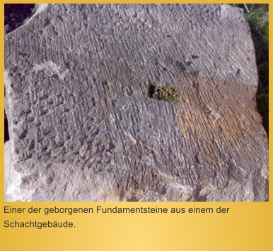 Einer der geborgenen Fundamentsteine aus einem der Schachtgebude.   (c) Lars van den Berg