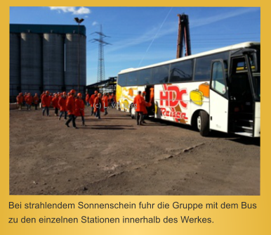 Bei strahlendem Sonnenschein fuhr die Gruppe mit dem Bus zu den einzelnen Stationen innerhalb des Werkes. (c) L. v.d.Berg